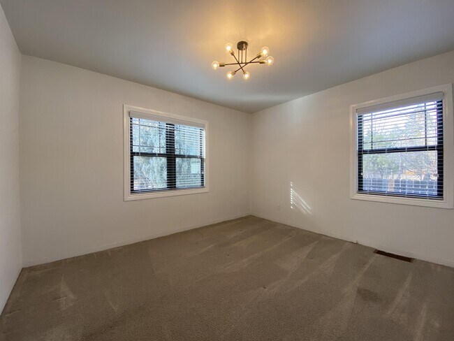 Building Photo - 17 Alsace Way