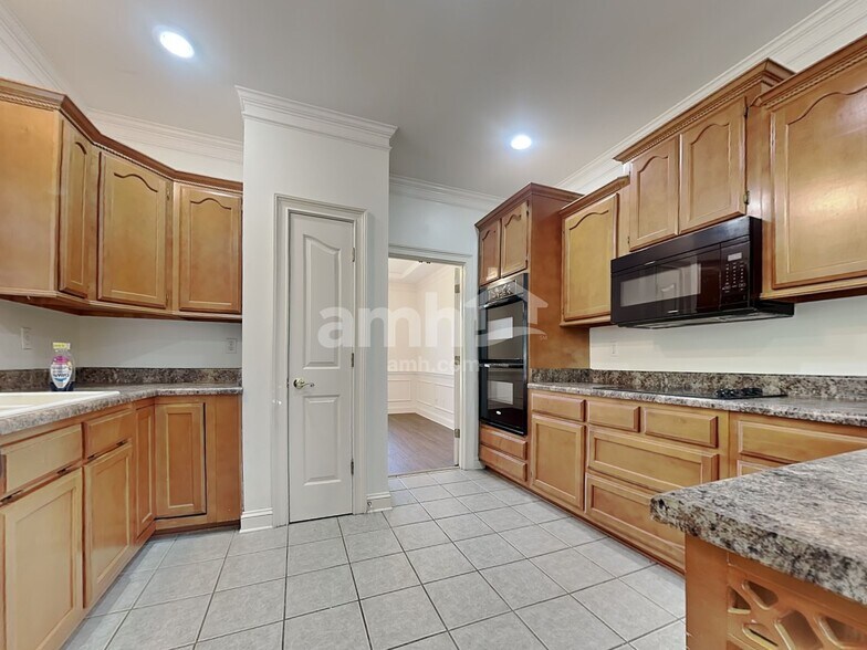 Building Photo - 1015 Warwick Pl