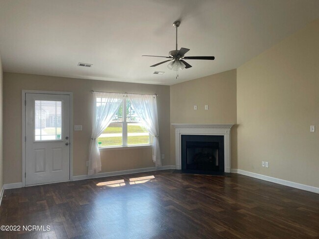 Building Photo - Welcome to Breakwater Drive!