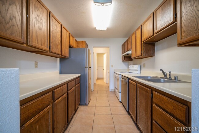 Building Photo - $2900 / 2 Bed/ 1 Bath/ 2 Parking IN HIDDEN VALLEY ESTATES