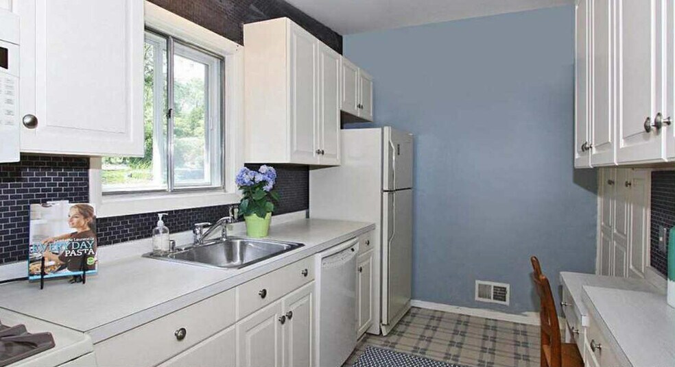 KITCHEN - 2303 Pinneberg Ave