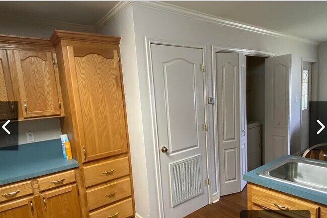 Building Photo - 617 N State St