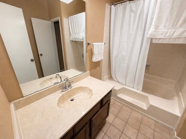 Building Photo - 17659 Red Oak Dr