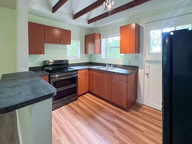 Building Photo - 2BR/1BA Pet Friendly Cottage off Waldo Roa...