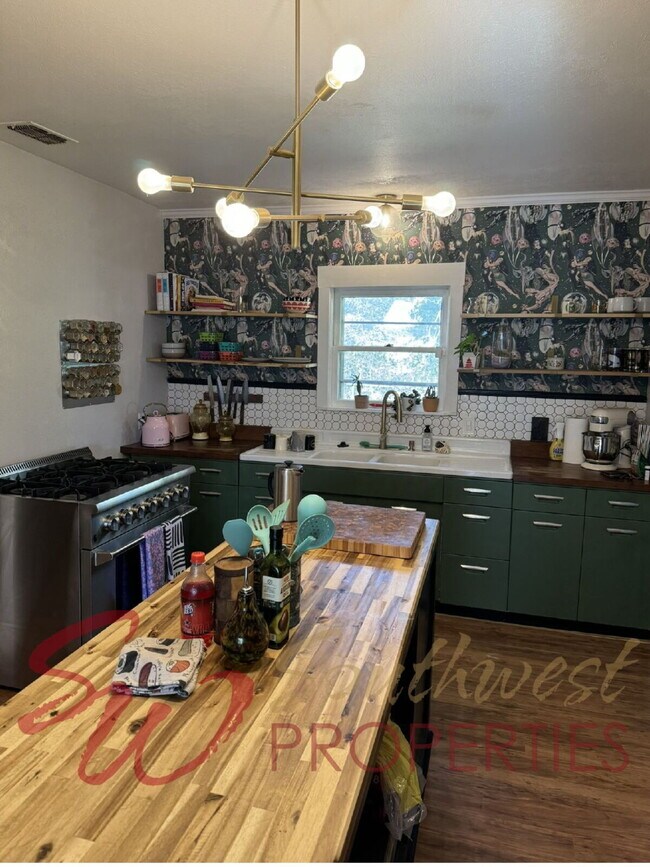 Building Photo - Delightful 2 bedroom, 2 bath with space and charm!!