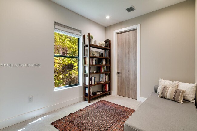 Building Photo - 4094 Park Ave