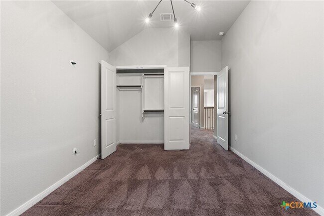 Building Photo - 6206 Golden Gate Dr