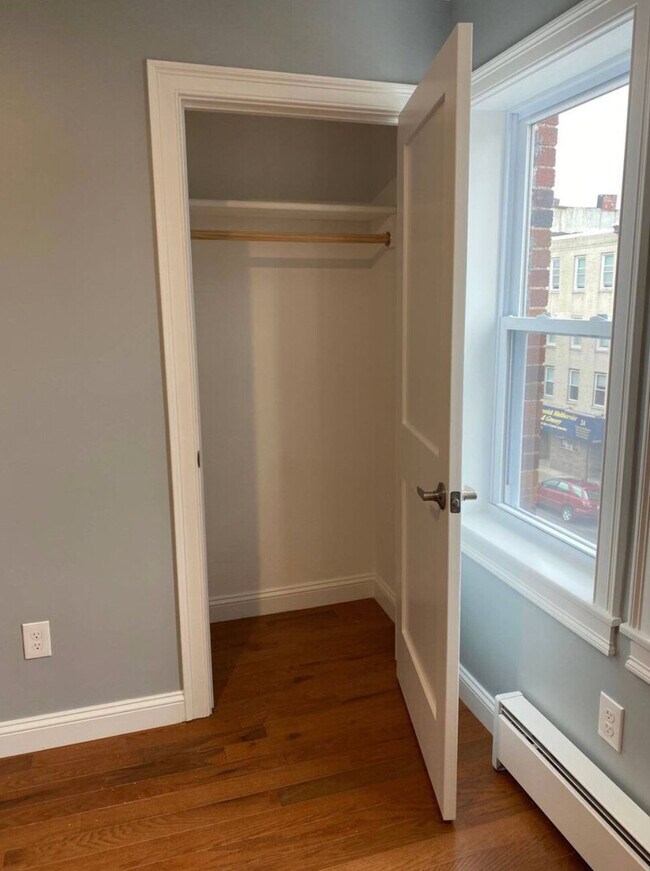 Building Photo - 29 Chelsea St