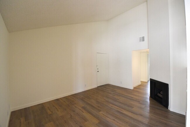 Building Photo - 17122 Chatsworth St