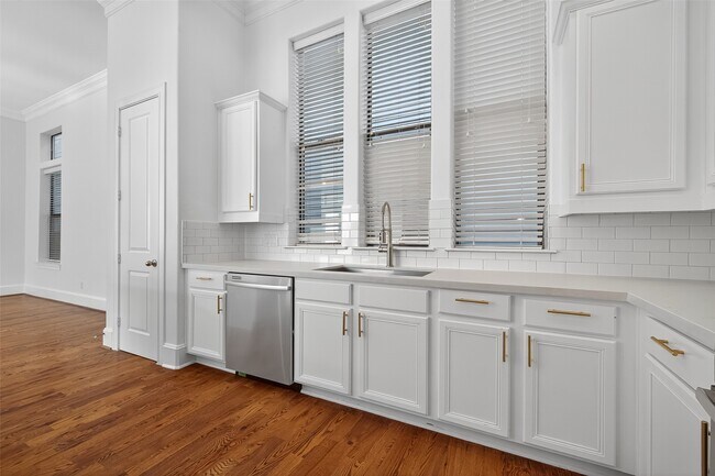 Building Photo - 2506 Maxroy St