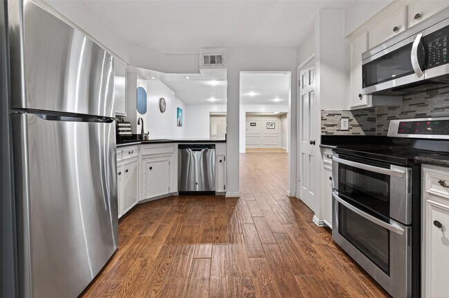 Building Photo - 5530 Holly St