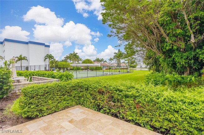 Building Photo - 571 Park Shore Dr