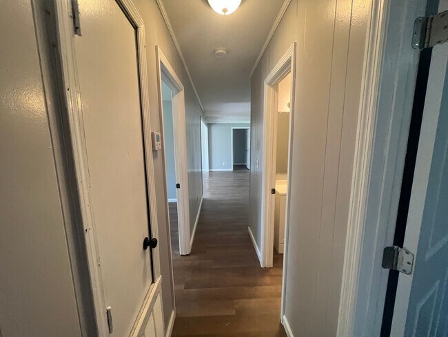 Building Photo - 4 bedroom 1 bathroom home in University Manor