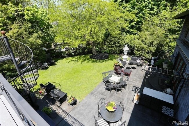 Building Photo - 72 N Long St