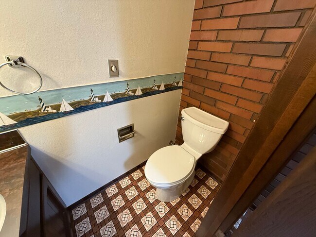 Building Photo - Charming Retro-Style 2BR in Prime Downtown Location