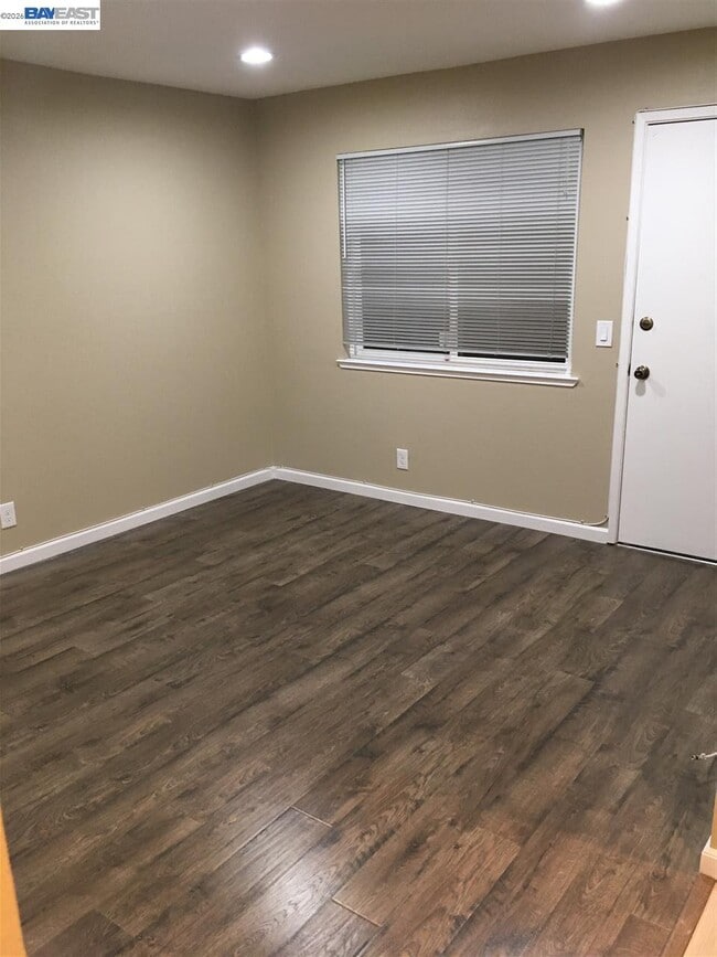 Building Photo - 1581 Mendenhall Dr