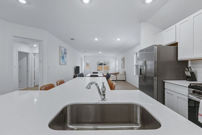 Building Photo - 591 Sormonne Lp