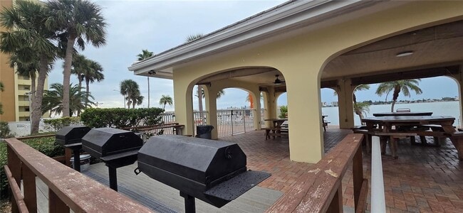 Building Photo - 4550 Cove Cir