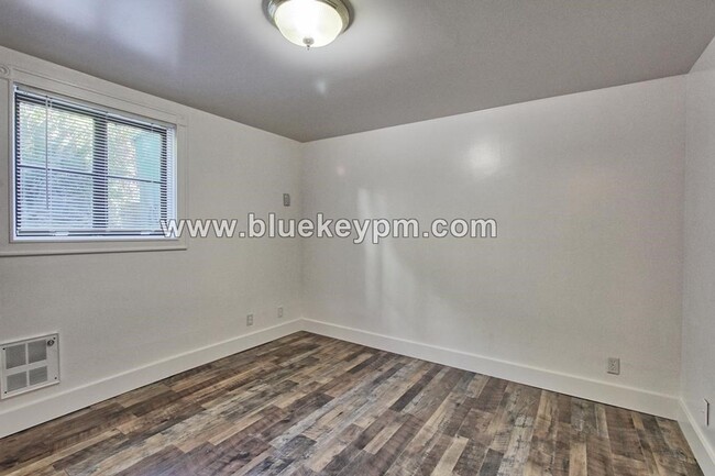 Building Photo - 2 Bed, 1 Bath  Newly Remodeled Unit Near O...