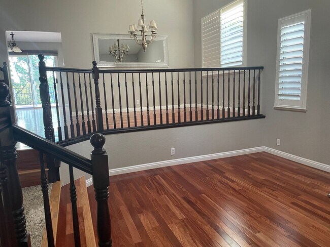 Building Photo - "Coveted Comfort: Spacious 4-Bed, 3-Bath H...