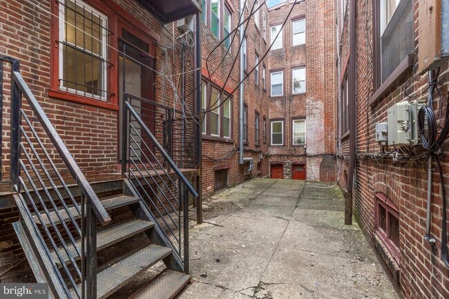 Building Photo - 4836 Walnut St