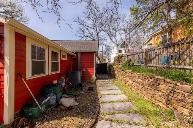 Building Photo - 224 S Church Ave