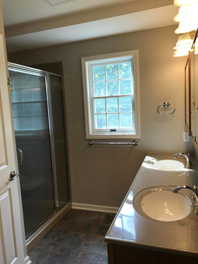 Building Photo - 4518 E Bridgewood Dr
