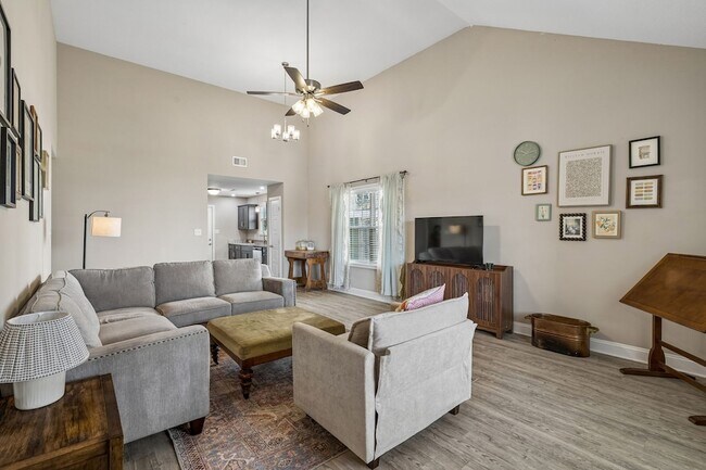 Building Photo - 833 Lutz Ln