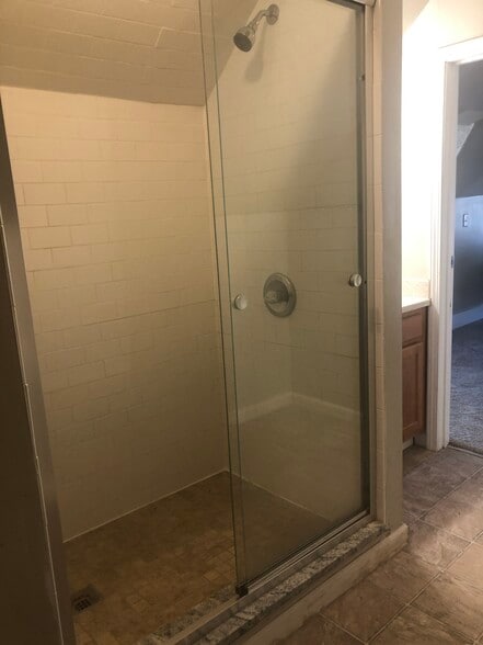 3rd floor full bath - 131 Clinton St
