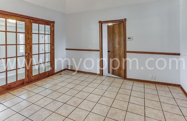 Building Photo - Beautiful 2 Bedroom / 1 Bathroom Home | Ne...