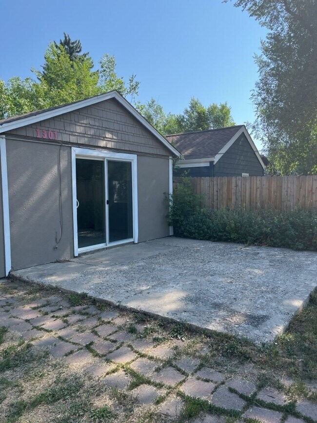 Building Photo - STUDENTS WELCOME! Spacious Ranch Home Across from City Park!