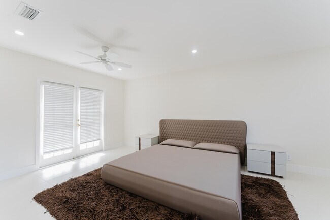 Building Photo - 3199 NE 6th Dr