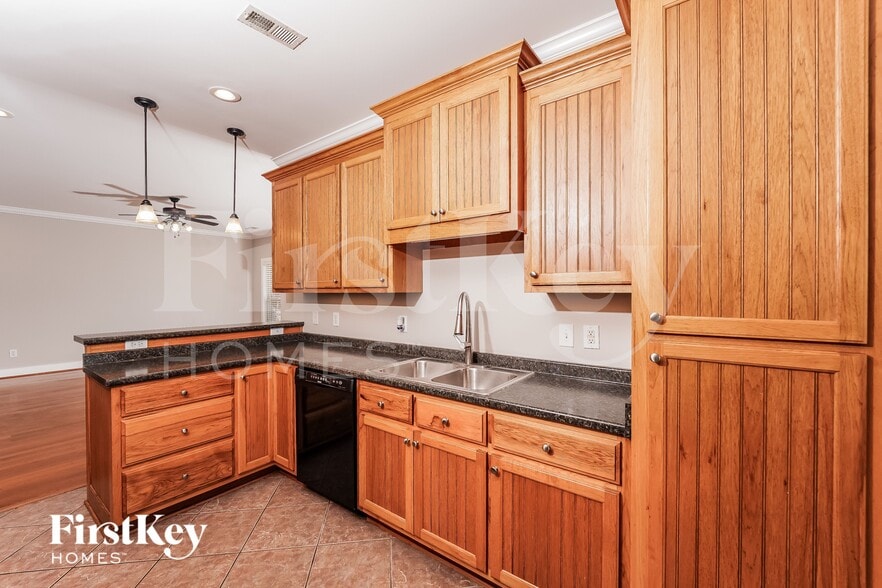 Building Photo - 15 Field Ln