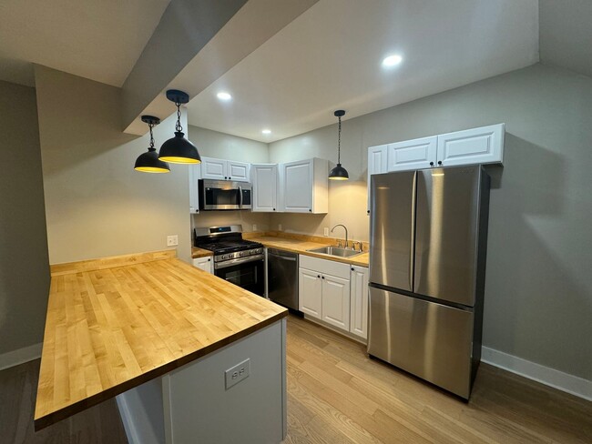 Building Photo - Beautifully Renovated 2/1 Home with Bonus ...