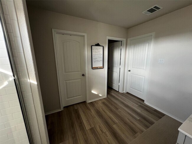 Building Photo - 1009 Marvin Wy
