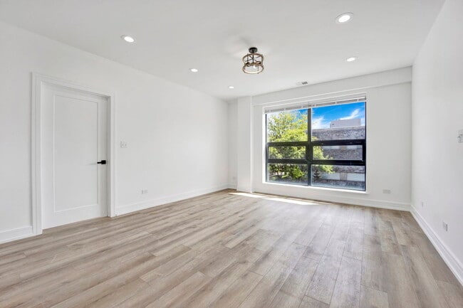 Building Photo - 4350 W Lawrence Ave