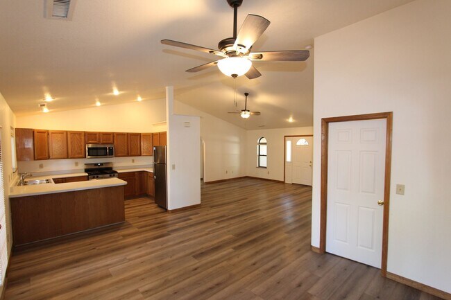 Building Photo - Modern 3-Bedroom Home with Garage & Private Backyard | University Highlands short-term until May ...
