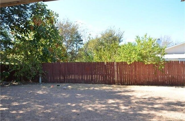 Building Photo - 609 Riverwood Dr