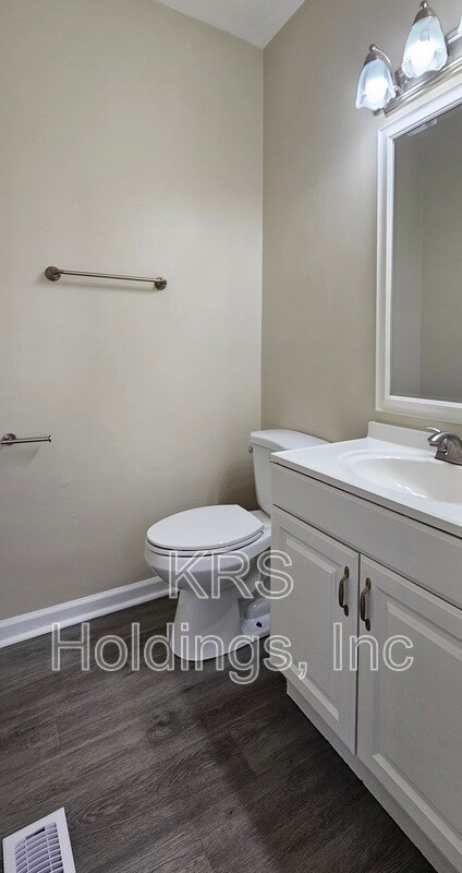 Building Photo - 820 Maltby Cres