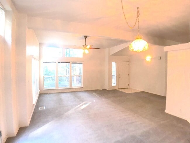 Building Photo - Jemez Mountains 3 bedroom with an open layout and large living areas and kitchen.