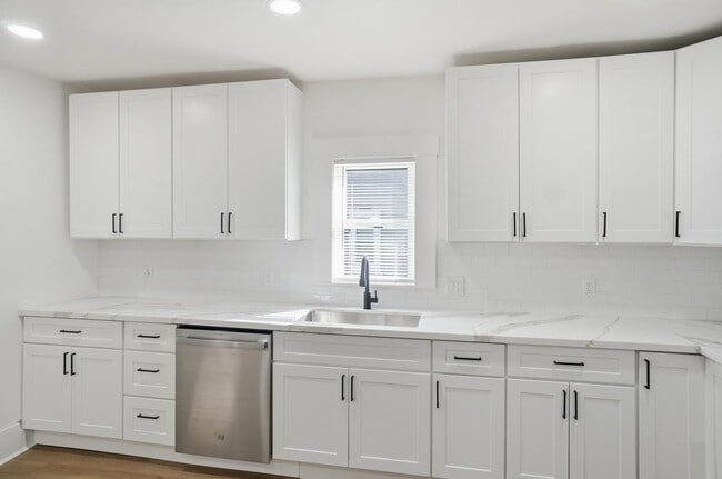 Building Photo - 630 Ewing Ave