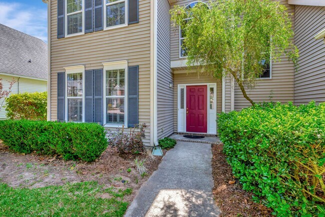 Building Photo - Charming Charleston National Home