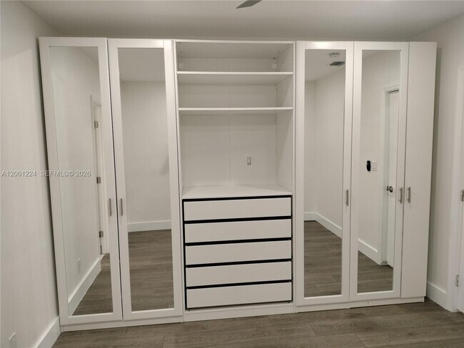 Building Photo - 2700 SW 28th Ct