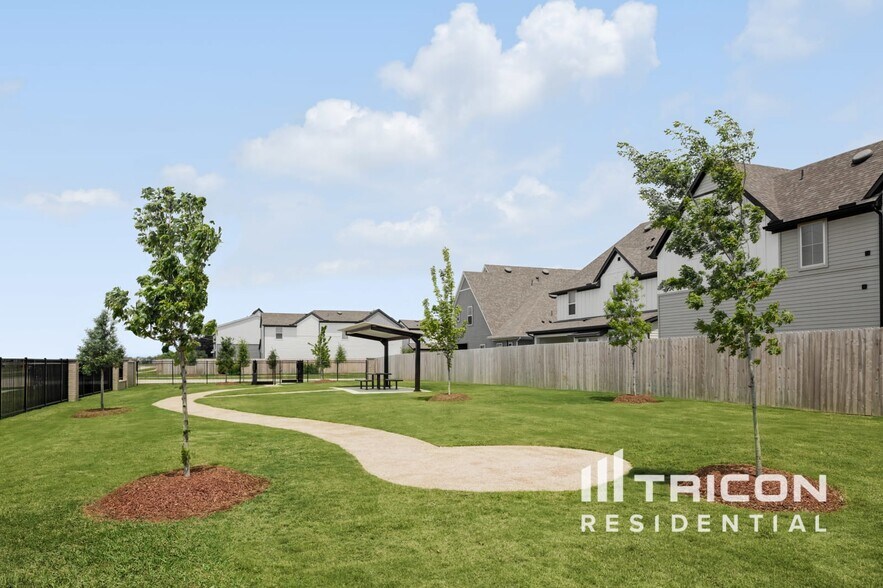 Building Photo - 4930 San Fabiano Ct