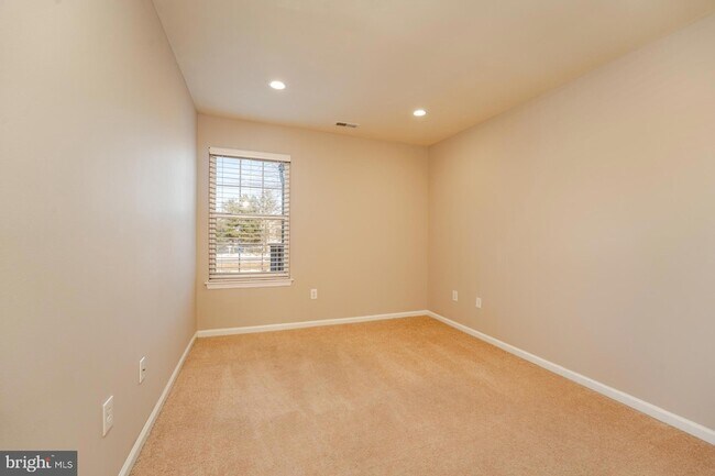 Building Photo - 558 London Ct