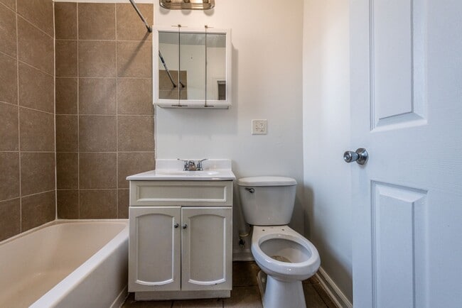 Building Photo - 8127 S Ellis Ave Chicago, IL 60619