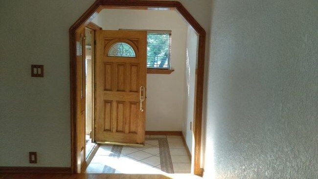 Building Photo - 162 Westmont Dr