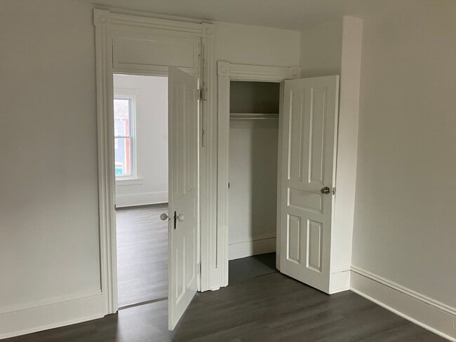 Building Photo - 422 John St