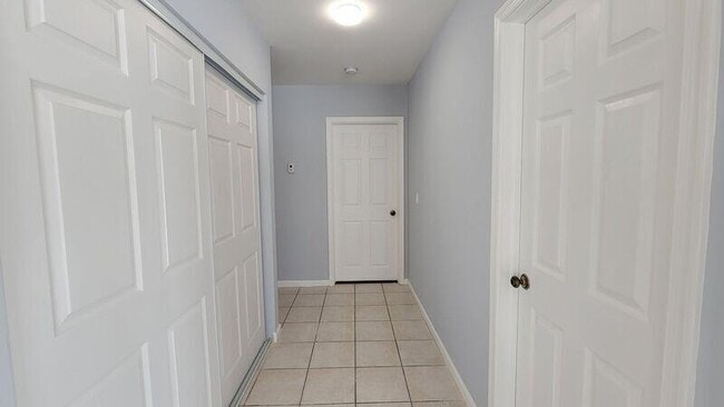 Building Photo - 556 Holly Dr