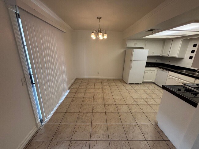Building Photo - 2 Br/2 Ba. Condo on 2nd fl.